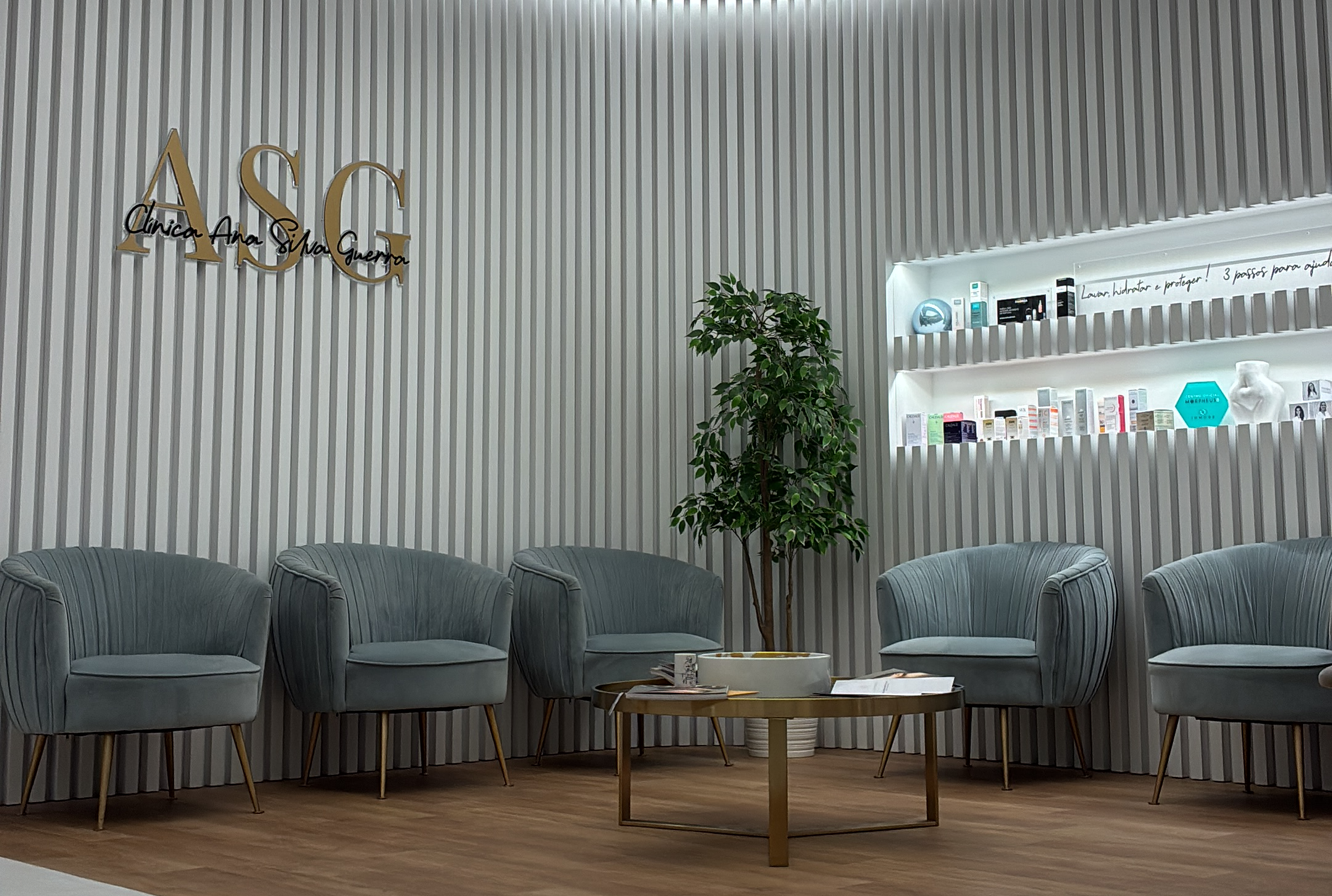 Reception and consultation lounge at the clinic in Lisbon