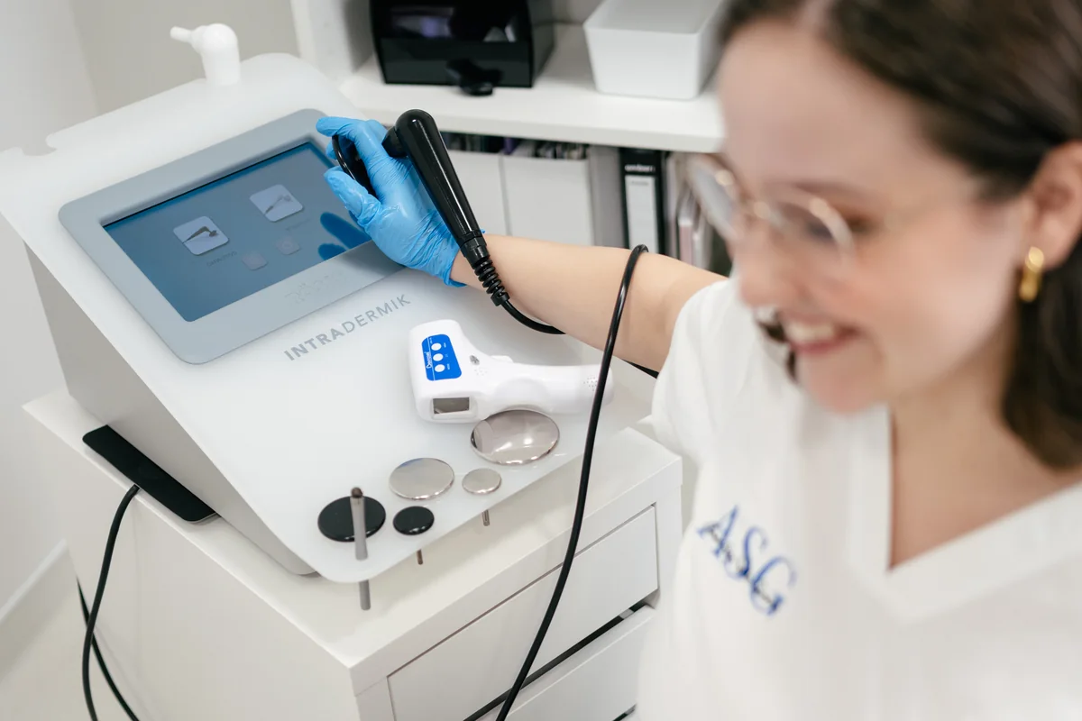 Skin treatment using radiofrequency technology at the clinic